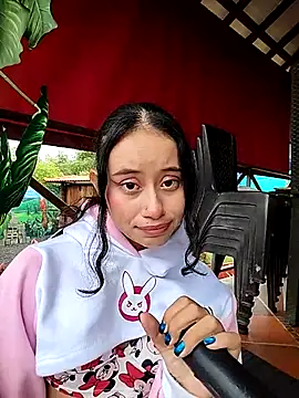 l0lita_emi: διαδικτυακό σόου στην κάμερα