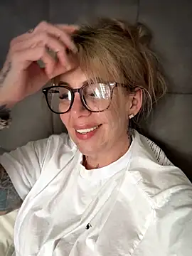 blondebitch2's Live XXX Chat