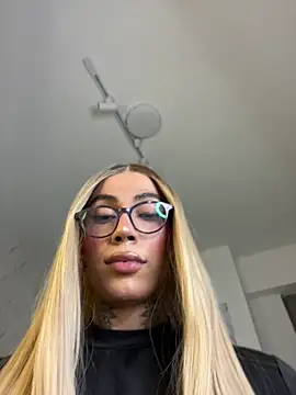 miss_tatiana_: διαδικτυακό σόου στην κάμερα