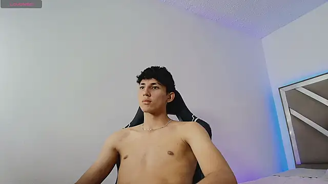 Valentino_Rey: διαδικτυακό σόου στην κάμερα