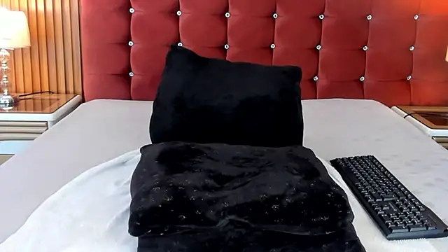 Lucy_Vegas' Live XXX Chat