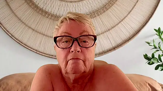 โชว์เว็บแคมของ Mystery-Grandmother