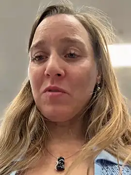 Skyellar Adlı Modelin Canlı XXX Sohbeti