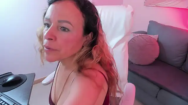 Ivonne_4's Webcam Show