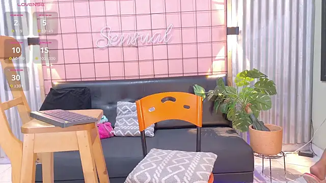 Show modela mensia_hernandz na web-kameri