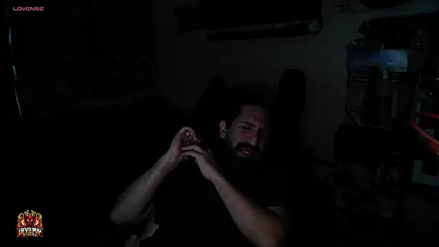 DevilPup75_ Show in webcam