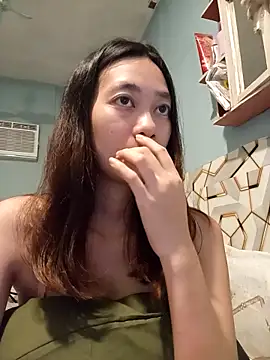 urnaughty_creamypie élő XXX-chatje