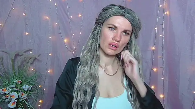 MilaLoona élő XXX-chatje