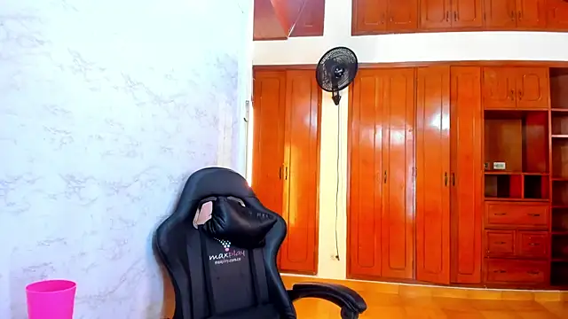 Emily_and_Soffy Show in webcam