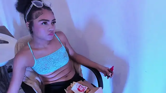 Alaia2's Live XXX Chat