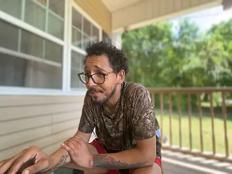 Pertunjukan Kamera Web ThrowedWorldWide