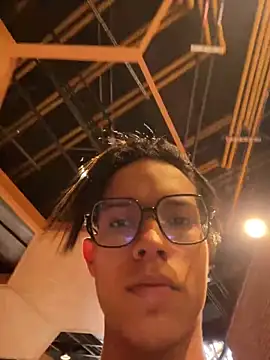 Pokazy przed kamerką – Andres_boy252