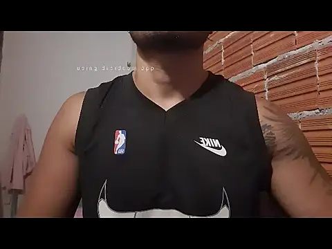 moreno18rn: διαδικτυακό σόου στην κάμερα