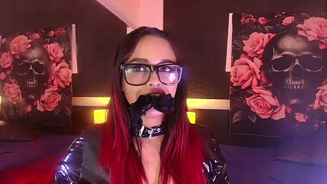 EvaaFoxxy1 Adlı Modelin Canlı XXX Sohbeti