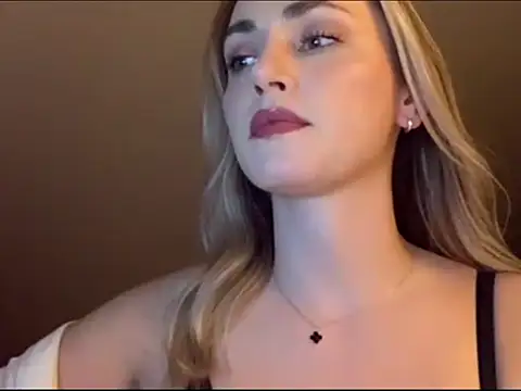 ScarlettSensitive Adlı Modelin Canlı XXX Sohbeti