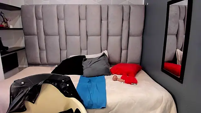 Chat +18 de Charlot_milf ao vivo