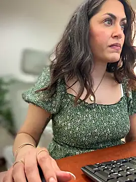 Pokazy przed kamerką – YourQueen18