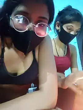 Pokazy przed kamerką – Aaradhya-Rani