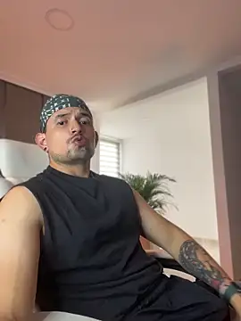 TroyeSavageのライブXXXチャット