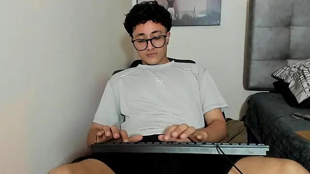 Adonibaskerville4 élő XXX-chatje