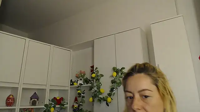 _karolynesyera_'s Live XXX Chat