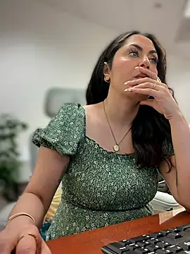 YourQueen18のライブXXXチャット