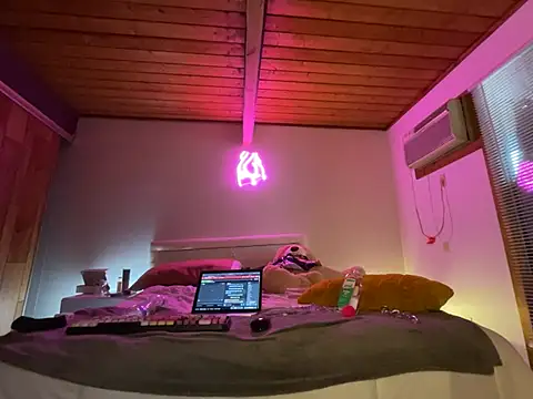 odbodu élő XXX-chatje