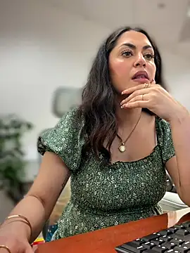 YourQueen18 লাইভ XXX চ্যাট