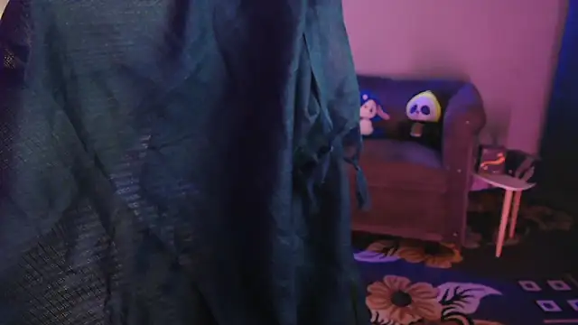 Mitikaa Adlı Modelin Canlı XXX Sohbeti