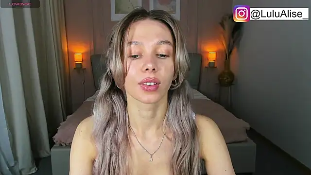 LuluAlis: онлайн-секс-чат