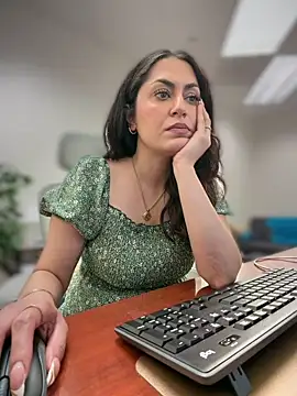 YourQueen18のライブXXXチャット