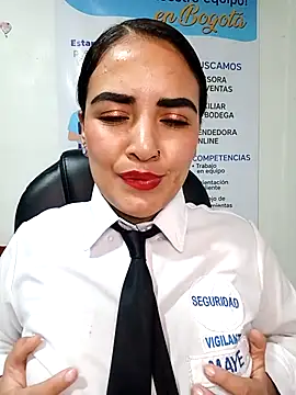 MAYE__13: διαδικτυακό σόου στην κάμερα