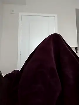 makeherfeelg: διαδικτυακό σόου στην κάμερα