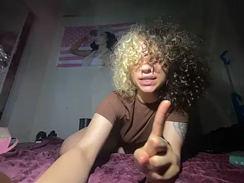 XXX chat uživo modela Creolegirl19