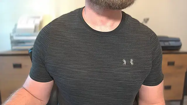 Mister_Dilf: διαδικτυακό σόου στην κάμερα