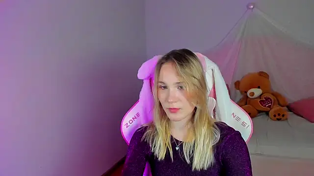 ElaraVoltage élő XXX-chatje