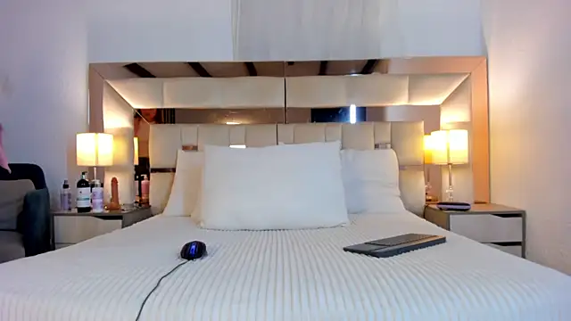 แชท XXX สดของ EloiseClairmont