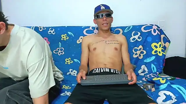 Party_Straight: διαδικτυακό σόου στην κάμερα