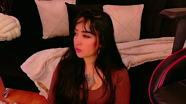 EmmyEvans1 Adlı Modelin Canlı XXX Sohbeti