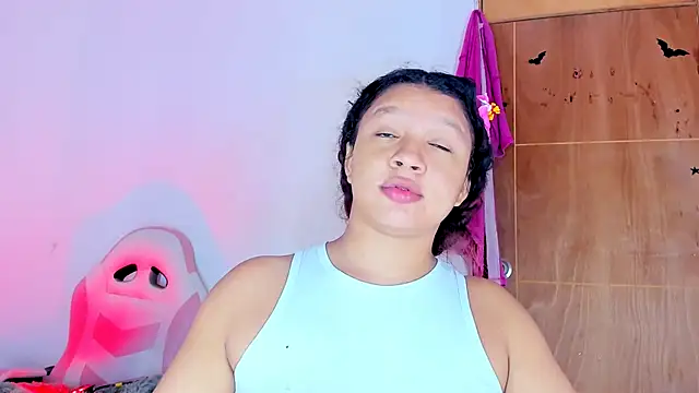 Emily_Coper18: онлайн-секс-чат