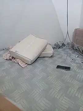 Zyzy96: онлайн-секс-чат