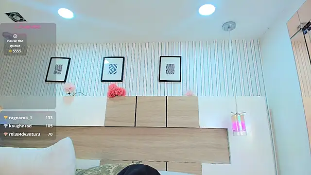 Naoomi_Cruzn Webbikameraesitys