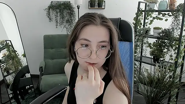 VirtuallVoyant live XXX chat