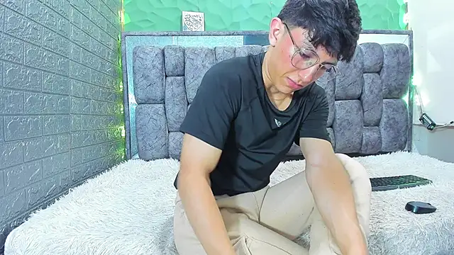 ElanGiraldo's Live Sex Cam Show