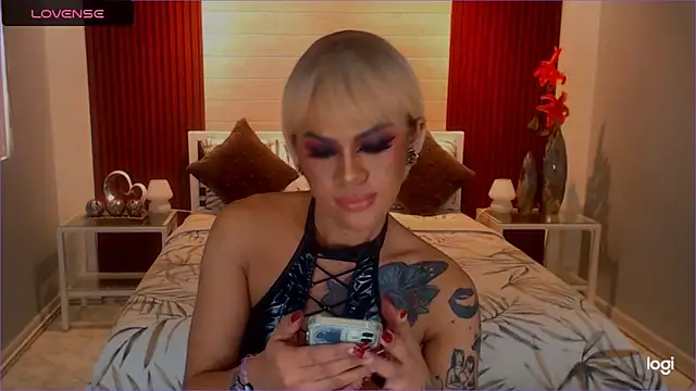 Show modela StellaStrong30 na web-kameri