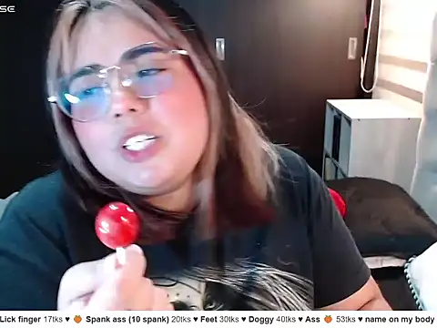 YiniBelle webcam show