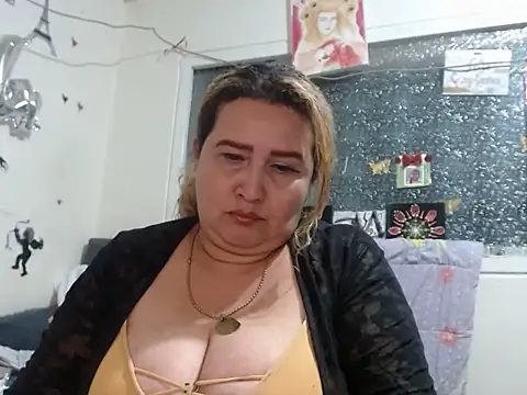 Perla1981-- live XXX chat