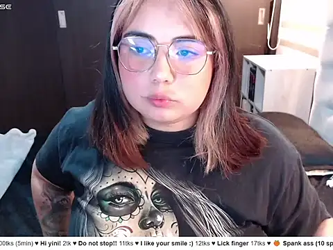 YiniBelle Adlı Modelin Canlı XXX Sohbeti