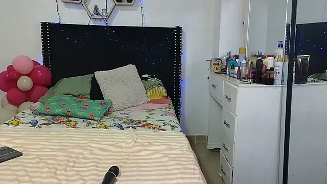 Онлайн чат XXX charlotte_077