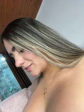 Chatroom XXX en direct de Miilana_